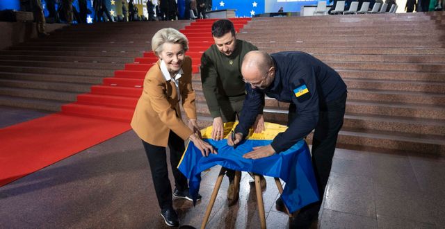 Ukrainias president Volodymyr Zelenskyj, EU-kommissionens ordförande Ursula von der Leyen och Ukrainas premiärminister Denys Sjmyhal. AP