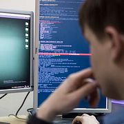 En anställd på ett cybersäkerhetsföretag skriver kod. Arkivbild.