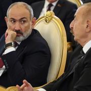 Armeniens premiärminister Nikol Pashinyan, och Azerbajdjzans president Ihlam Alijev. Arkivbild. 