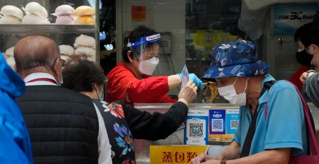 Människor köper lunch i Hongkong. Kin Cheung / AP