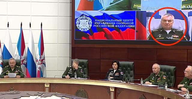 Bild från det ryska försvarsdepartementets video. Längst till vänster försvarsminister Sergej Sjojgu. Inringad är mannen som tros vara Viktor Sokolov.