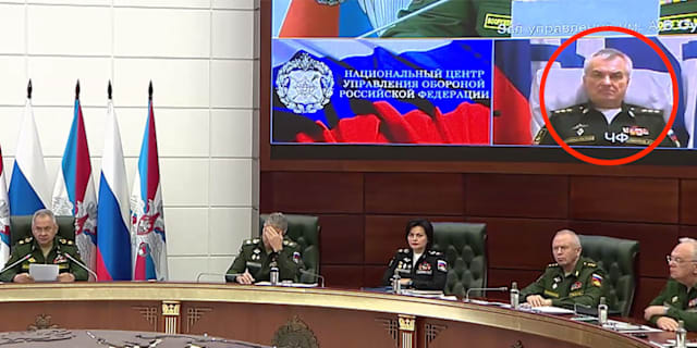 Bild från det ryska försvarsdepartementets video. Längst till vänster försvarsminister Sergej Sjojgu. Inringad är mannen som tros vara Viktor Sokolov.