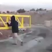 Aktivisterna filmade när de korsade gränsen.