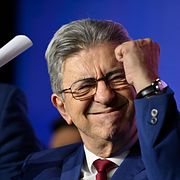 Frankrikes yttervänsterledare Jean-Luc Mélenchon, till höger, ihop med Marseilles kandidat Sébastien Delogu under ett kampanjmöte tidigare i mars.