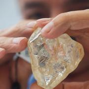 Arkivbild: Den så kallade fredsdiamanten hittades i Sierra Leone i mars i år – nu har en snäppet mindre, men ändå jättestor, diamant hittats i samma område. 