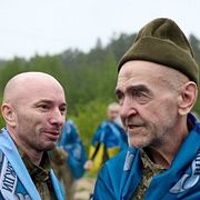 En bild på några av de ukrainska krigsfångar som släppts på fredagen. Bilden har släppts av Ukrainas president på Telegram.