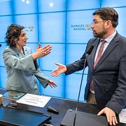 Liberalernas partiledare Simona Mohamsson och Sverigedemokraternas Jimmie Åkesson kramas i samband med att L:s svängning presenterades.