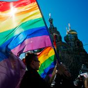 Demonstrant med en regnbågsflagga i Sankt Petersburg. Arkivbild från 2013. 