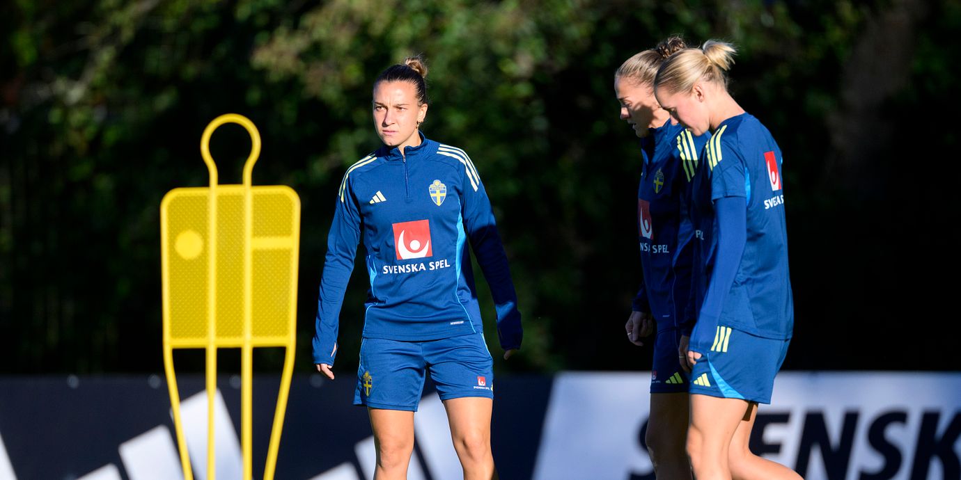 Julia Zigiotti Olme längst till vänster under en träning i Stockholm i juni.