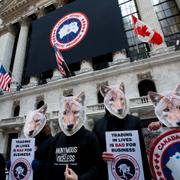 Protester mot Canada Goose utanför New York-börsen. 