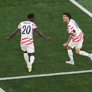 Christian Pulisic och Folarin Balogun firar.