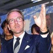 Andreas Carlson (KD) gestikulerar under Kristdemokraternas valvaka.