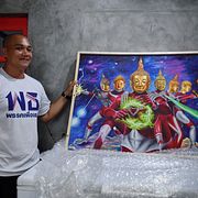 Konsthandlaren Pakorn Porncheewangkul med en av de kontroversiella Buddha-tavlorna.