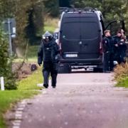 Polisens bombtekniker i skyddsdräkt och kriminaltekniker på plats på Kävlinge golfklubb på torsdagseftermiddagen.