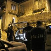 Arkivfoto: Polis utanför en misstänkt ’Ndranghetamedlems hus i Sinopoli, Italien, i maj 2015. 