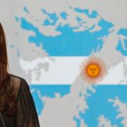 Arkivbild. Argentinas president Cristina Fernández de Kirchner talar framför en karta av ögruppen i argentinska färger