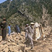 Boende söker igenom rasmassorna efter ett pakistanskt flyganfall mot en by i Kunarprovinsen i östra Afghanistan, enligt talibanregeringen.