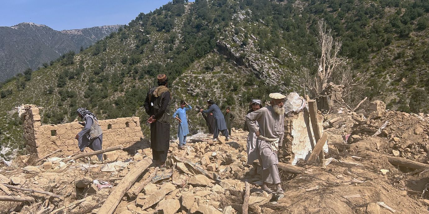Boende söker igenom rasmassorna efter ett pakistanskt flyganfall mot en by i Kunarprovinsen i östra Afghanistan, enligt talibanregeringen.