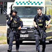 Beväpnad polis i samband med insatsen i Ålborg under fredagseftermiddagen.