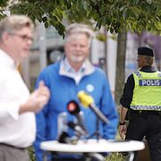 
Justitieminister Gunnar Strömmer (M) och kommunalråd Axel Josefsson (M) presenterar ett vallöfte i Göteborg på lördagen.