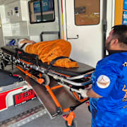 Kvinnan förs iväg av ambulans i Nonthaburi, Thailand den 23 november 2025. 