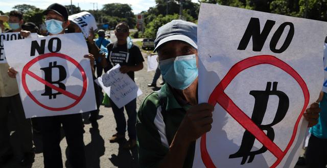 Salvadoranska jordbrukare som protesterar mot bitcoinpolitiken. Salvador Melendez / AP