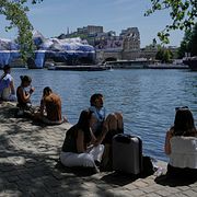 Människor som söker skugga i Paris.