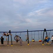 Lekpark framför Hormuzsundet. 