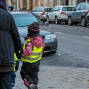 Förskolebarn med reflexvästar på promenad i Stockholm. Arkivbild. 