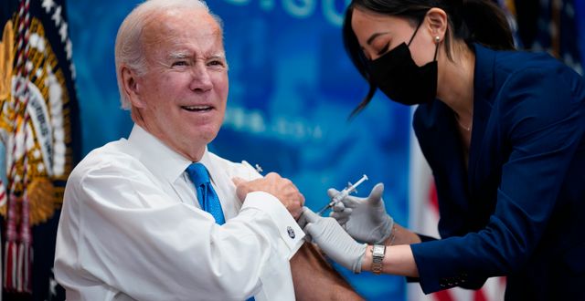 Joe Biden får en påfyllningsdos av covid-19-vaccin. Evan Vucci / AP