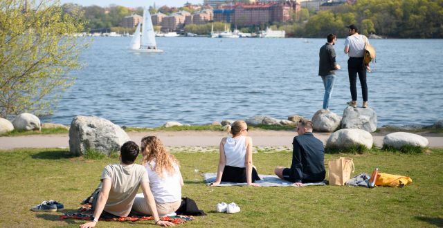 Personer i Rålambshovsparken i Stockholm. Henrik Montgomery/TT