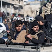 Syriska säkerhetsstyrkor i Sheikh Maqsud på lördagen.