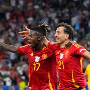 Nico Williams och Mikel Oyarzabal firar efter 2–1-målet för Spanien i EM-finalen mot England.