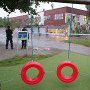 Poliser vid brottsplatsen. 