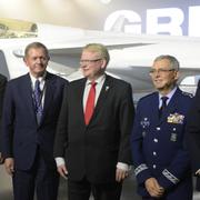 Saabs ordförande Marcus Wallenberg (andra t v) bredvid försvarsminister Peter Hultqvist (mitten) framför Saabs flaggskepp, stridsflygplanet Jas Gripen.