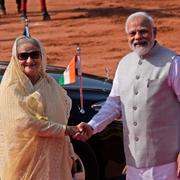 Bangladeshs premiärminister Sheikh Hasina skakar hand med Indiens premiärminister Narendra Modi i New Delhi den 6 september 2022.