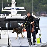 Polis på plats med sökhund kliver i land på Sollenkroka brygga dagen efter att en kvinna hittats död.