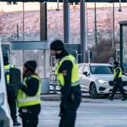 Polis, tull och passkontrollanter vid Lernacken på den svenska sidan av Öresundsbron. Arkivfoto.