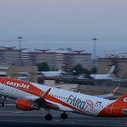 En Airbus A320 från Easyjet lyfter från Lissabons flygplats.