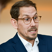 Till vänster: Centerpartiets utbildningspolitiske talesperson Niels Paarup-Petersen i riksdagen den 17 februari i år. Till höger: Mellanstadieelever i ett klassrum i april 2019.