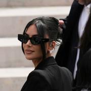 Kim Kardashian när hon vittnade i domstolen i Paris den 13 maj. 