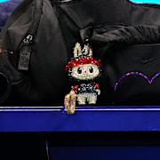 Tennisspelaren Naomi Osaka med en Labubu-docka på sin väska. 