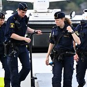 Polis på plats med sökhund vid Sollenkroka brygga dagen efter att en kvinna hittats död på en ö i Stockholms skärgård.