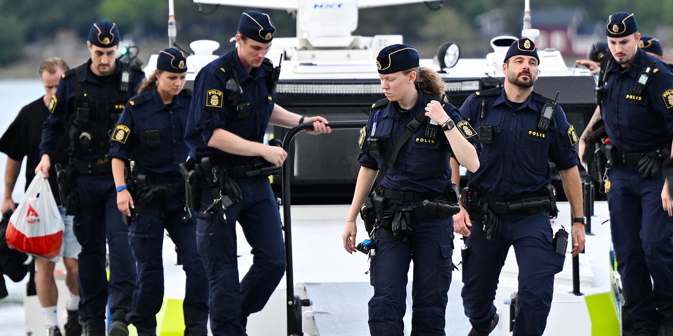 Polis på plats med sökhund vid Sollenkroka brygga dagen efter att en kvinna hittats död på en ö i Stockholms skärgård.