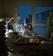 En sjuksköterska behandlar en covidpatient på intensiven i franska Marseille på nyårsafton.  Daniel Cole / AP