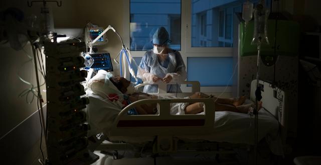 En sjuksköterska behandlar en covidpatient på intensiven i franska Marseille på nyårsafton.  Daniel Cole / AP