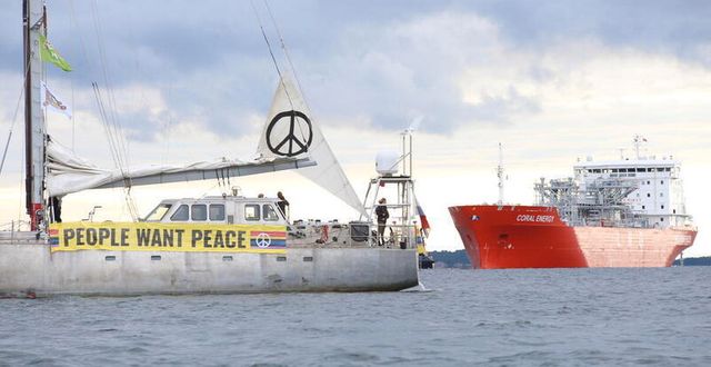 Greenpeace segelbåt stoppar fartyget Coral Energy © Greenpeace / Jason White