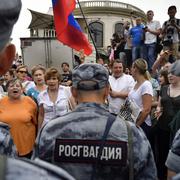 Poliser under onsdagens demonstration i Moskva. 
