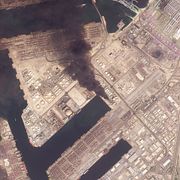 Bilder visar hur rök stiger från hamnen Jebel Ali på söndagen.