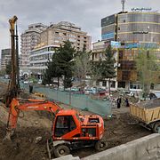 En vägbro håller på att byggas vid Baraqitorget i Kabul.